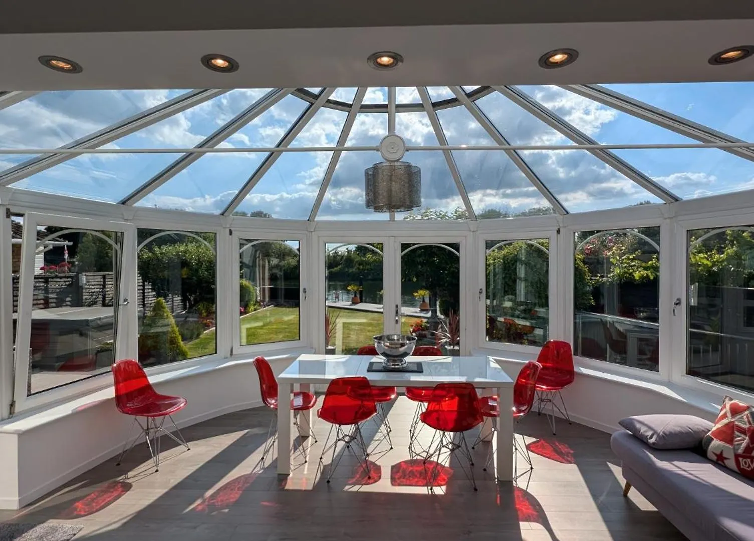 Thames Riverside Retreat Serene 3 Bed Bungalow Walton-on-Thames Сasa de vacaciones