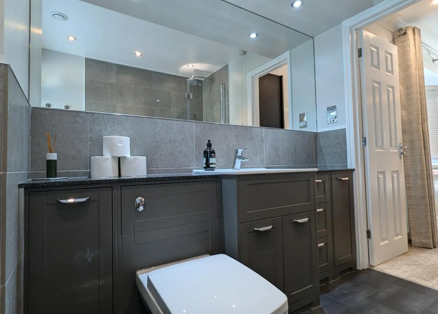 Сasa de vacaciones Thames Riverside Retreat Serene 3 Bed Bungalow Walton-on-Thames