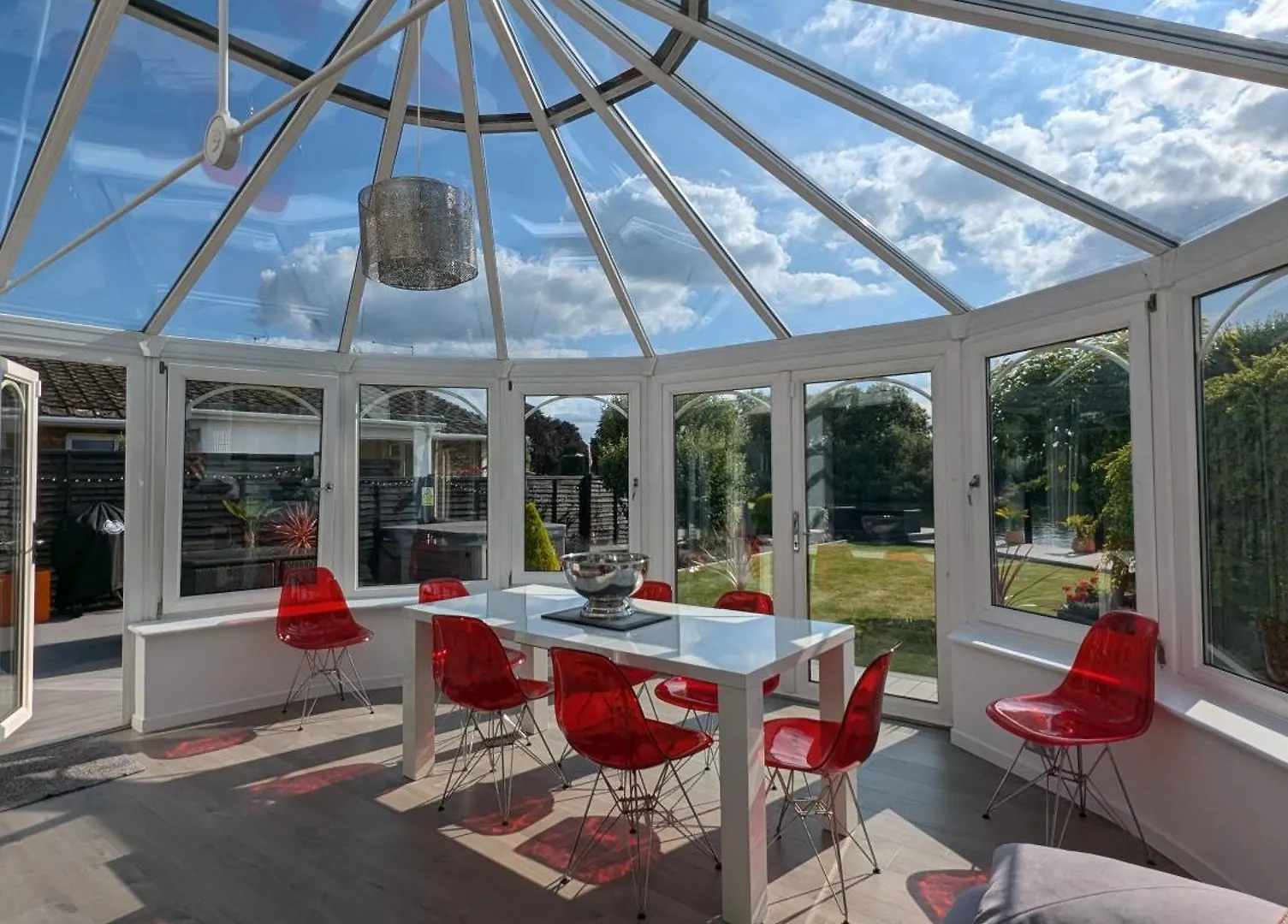 Thames Riverside Retreat Serene 3 Bed Bungalow Walton-on-Thames Сasa de vacaciones