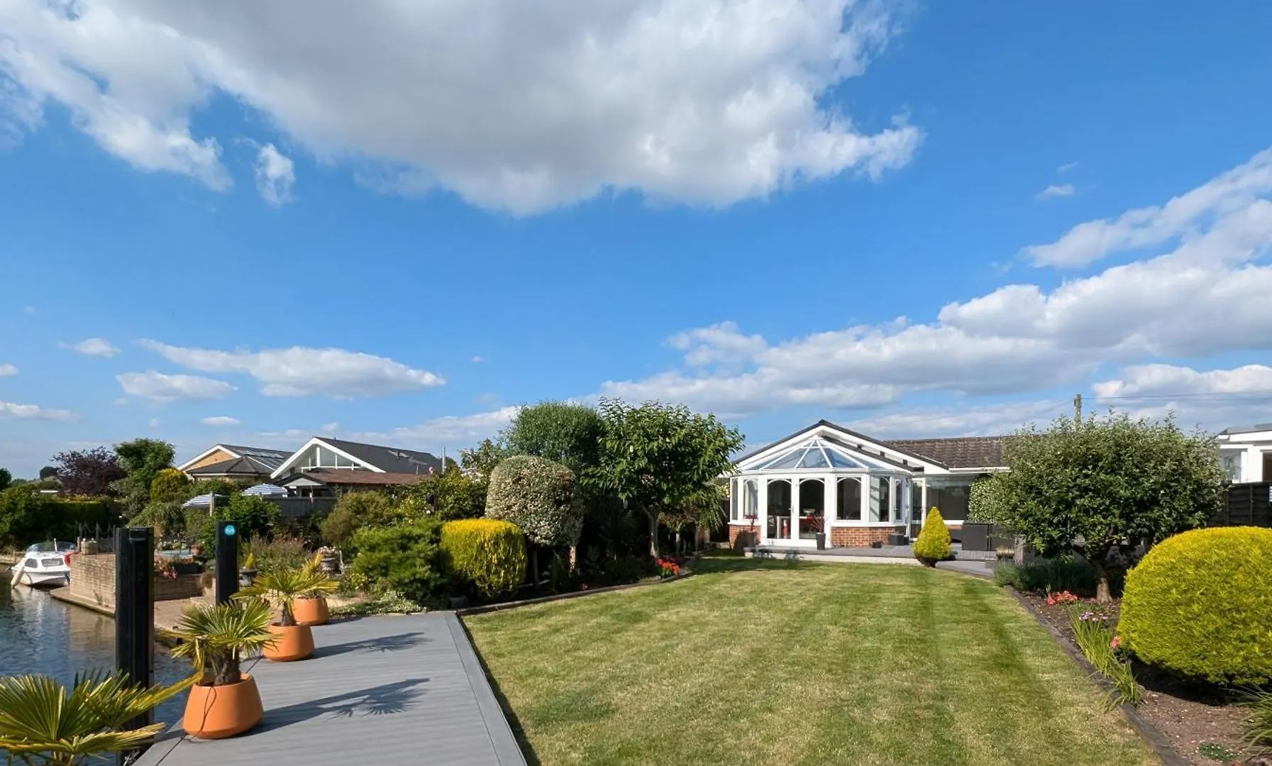 Thames Riverside Retreat Serene 3 Bed Bungalow Walton-on-Thames 0*,  Reino Unido